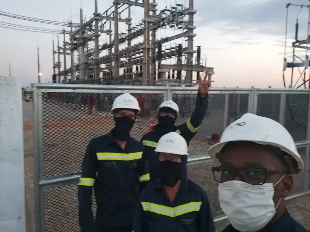 Equipe técnica da Aeon em subestação elétrica durante comissionamento