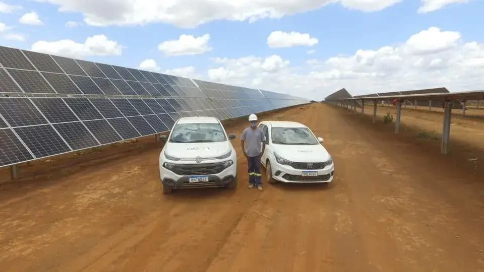 Frota de veículos Aeon Security em usina solar durante projeto