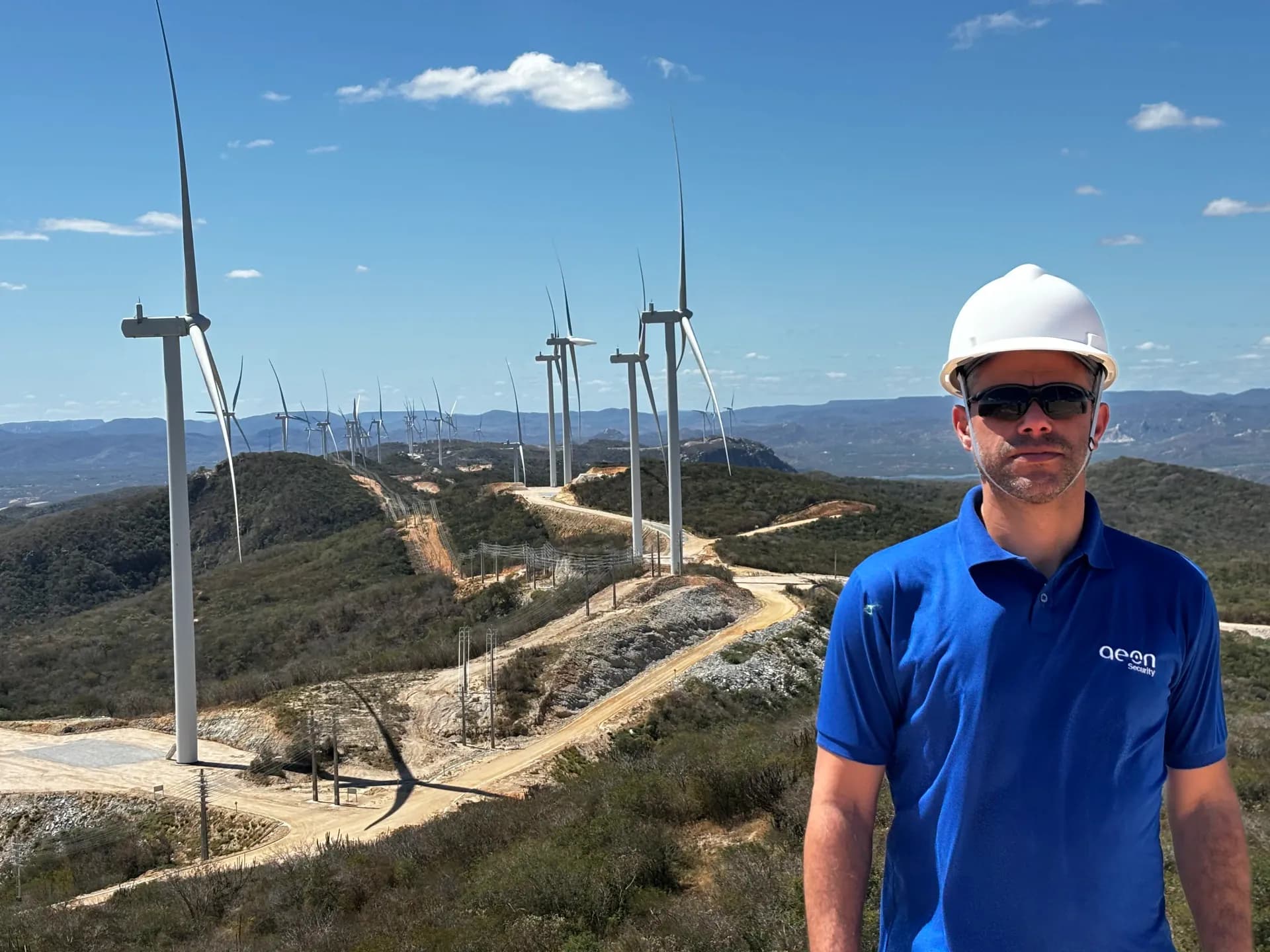 Engenheiro da Aeon Security em parque eólico durante comissionamento de segurança