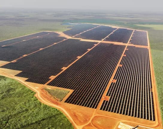 Vista aérea de usina solar protegida pela Aeon Security