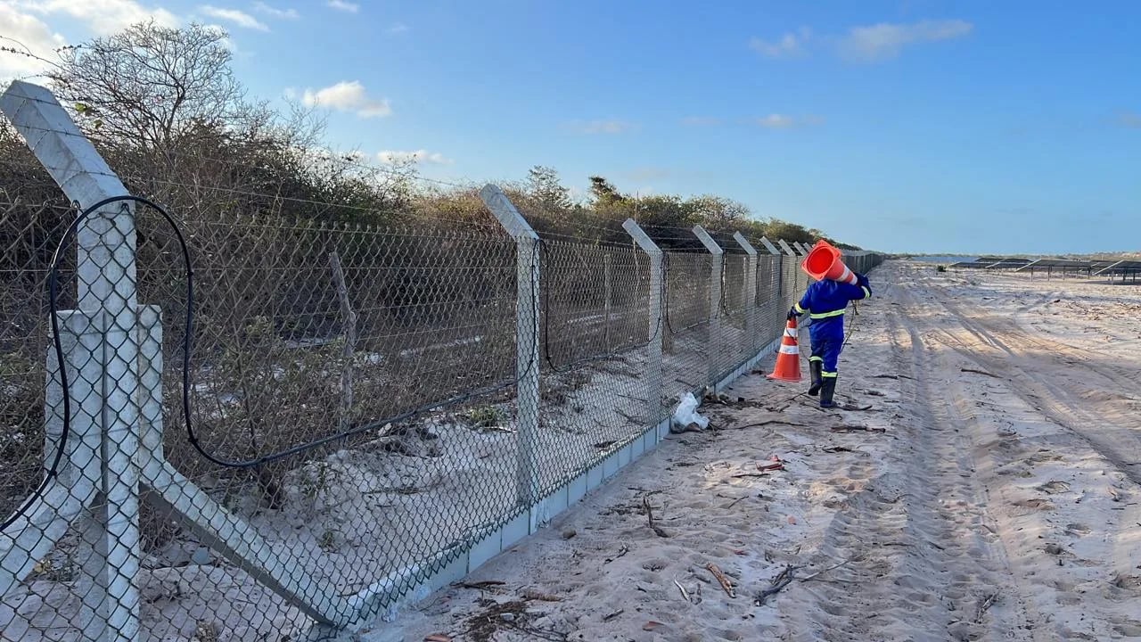 Instalação de segurança perimetral com alambrado e cone de sinalização
